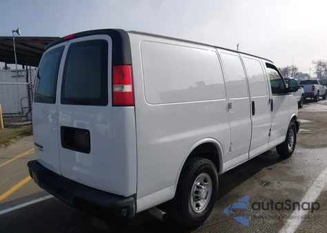 2016 Chevrolet Express 2500 Work Van z USA, uszkodzony, nr VIN 1GCWGAFFXG1239471